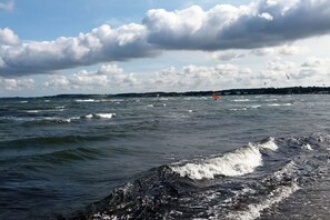 1 habitación y tabla de planchar con plancha 