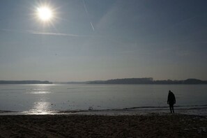 Una spiaggia nelle vicinanze