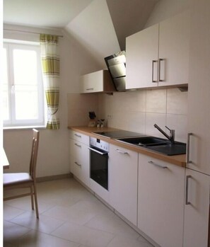Fridge, oven, stovetop, dishwasher
