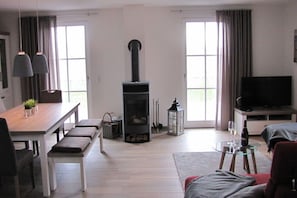 Smart TV, fireplace