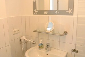 Dusche, Haartrockner, Handtücher