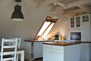 Een koelkast, een microgolfoven, een oven, een kookplaat