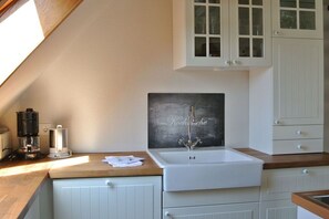 Een koelkast, een microgolfoven, een oven, een kookplaat