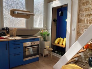 Réfrigérateur, micro-ondes, four, plaque de cuisson