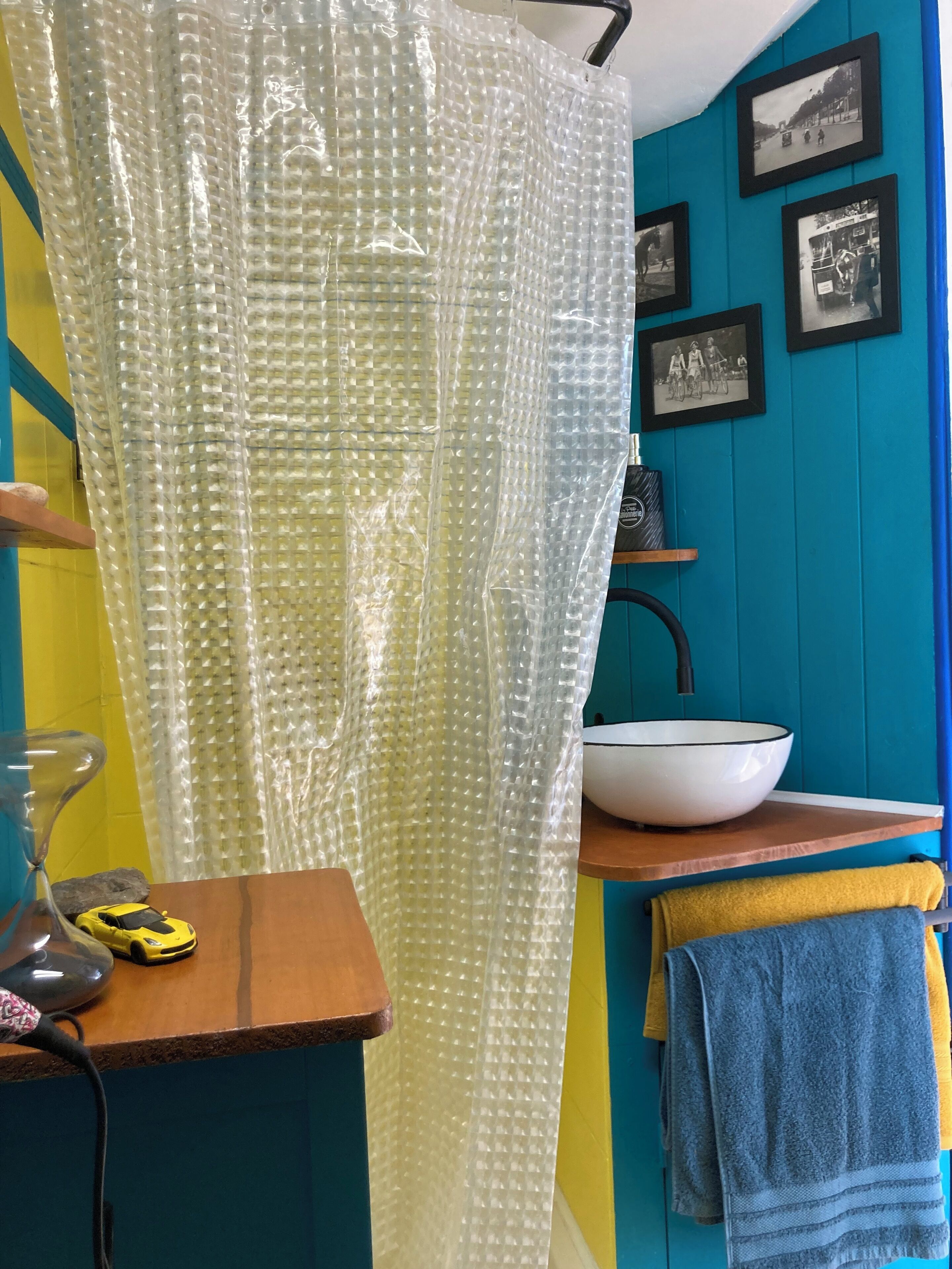 Sèche-cheveux, serviettes fournies, savon, papier toilette