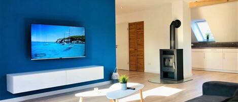 Smart TV, fireplace