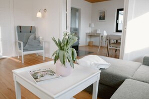 Een smart-tv, een open haard en een stereo