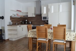 Kühlschrank, Mikrowelle, Ofen, Herdplatte