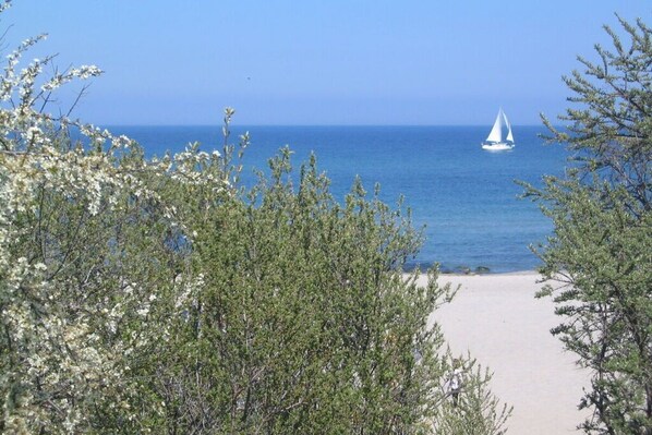 På stranden