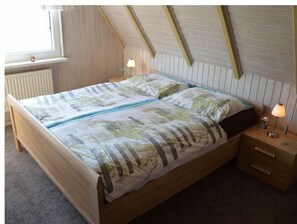 4 bedrooms, travel crib, WiFi