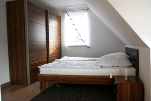 3 quartos, ferros/tábuas de passar roupa, berço de viagem