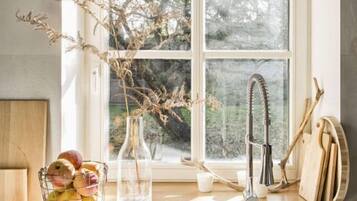 Refrigerador, horno, parrilla de estufa y cafetera y tetera