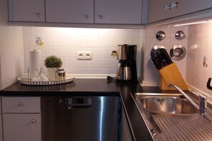 Mikrobølgeovn, ovn, kokeplater og oppvaskmaskin