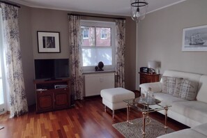 Een smart-tv en een stereo