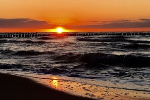 På stranden