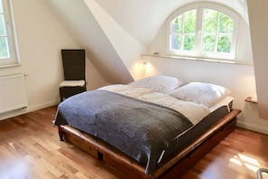 1 chambre, fer et planche à repasser, lit de bébé portatif