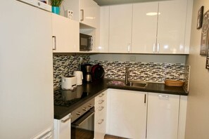 Frigorifero, microonde, forno, piano cottura