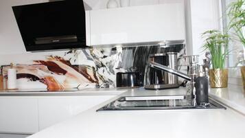 Stovetop, coffee/tea maker, electric kettle, toaster