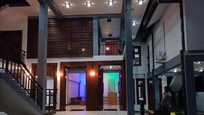 Un interno su più livelli con una scala che conduce a un balcone.