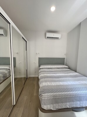 2 bedrooms, iron/ironing board, WiFi, bed sheets - Modern Duplex Apartment - 2’ to the Beach! (Huelin area, genuine local Malaga!) (Málaga)