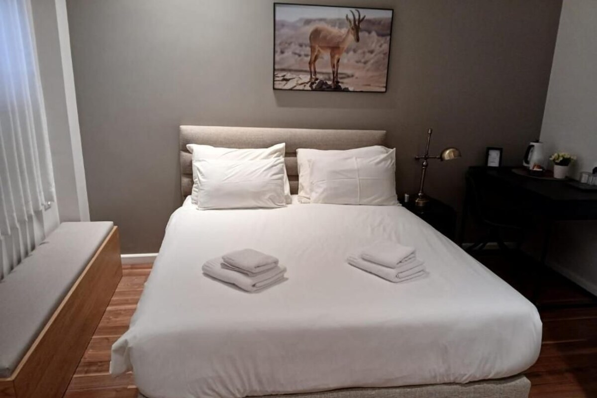 Minibar, cortinas blackout, wifi gratis y ropa de cama 