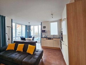 TV, fireplace, DVD player, books - Herzlich Willkommen in der Ferienwohnung Windrose 8 im Strandpark Großenbrode! (Großenbrode)