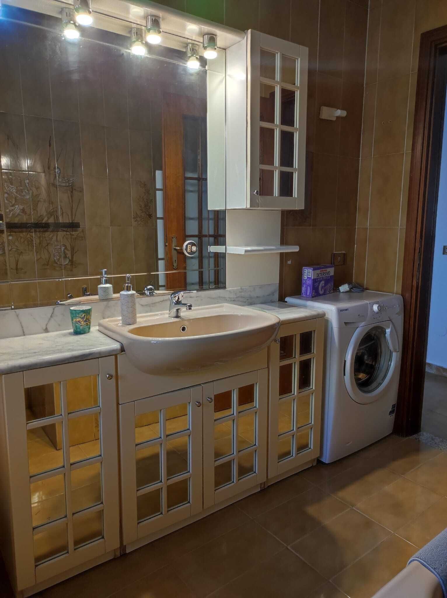 Haartrockner, Bidet, Handtücher, Seife