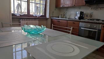 Fridge, oven, stovetop, cookware/dishes/utensils