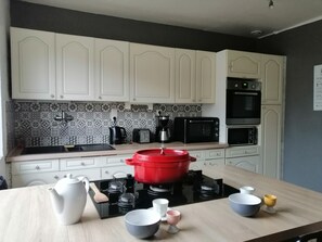 Een koelkast, een microgolfoven, een oven, een kookplaat