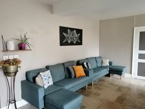 TV, fireplace, books, stereo