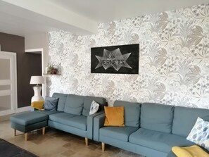 Televisie, een open haard, boeken en een stereo