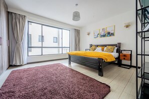 4 Schlafzimmer, Zimmersafe, Schreibtisch, Bügeleisen/Bügelbrett
