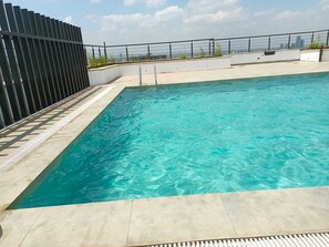 Outdoor pool - Rose Upscale Apt (Nairobi)