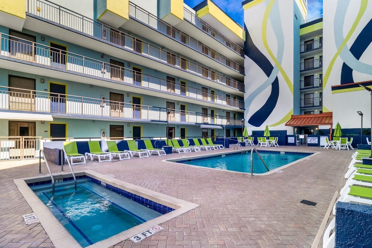 Un hôtel doté d’un espace piscine, de nombreux balcons et d’une architecture moderne au design original.