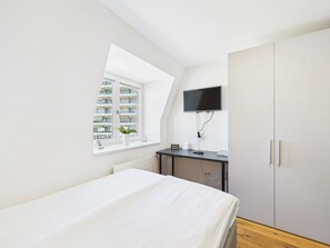 1 chambre, bureau, fer et planche à repasser, lit parapluie