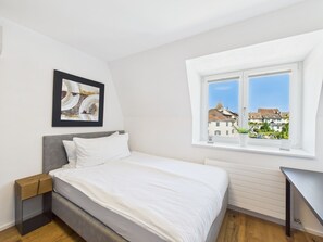 1 chambre, bureau, fer et planche à repasser, lit parapluie