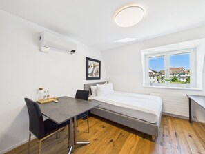 1 habitación, tabla de planchar con plancha y cuna de viaje 