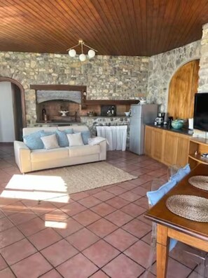 Villa panorámica | Zona de estar | Televisión de pantalla plana de 32 pulgadas con canales por cable