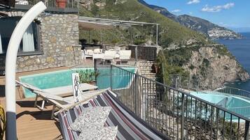 Piscina stagionale all'aperto, lettini