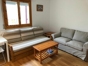 TV - Charming Penthouse with Pool and Parking in Jaca (Jaca)