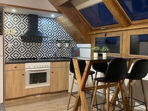 Een microgolfoven, een oven, een kookplaat