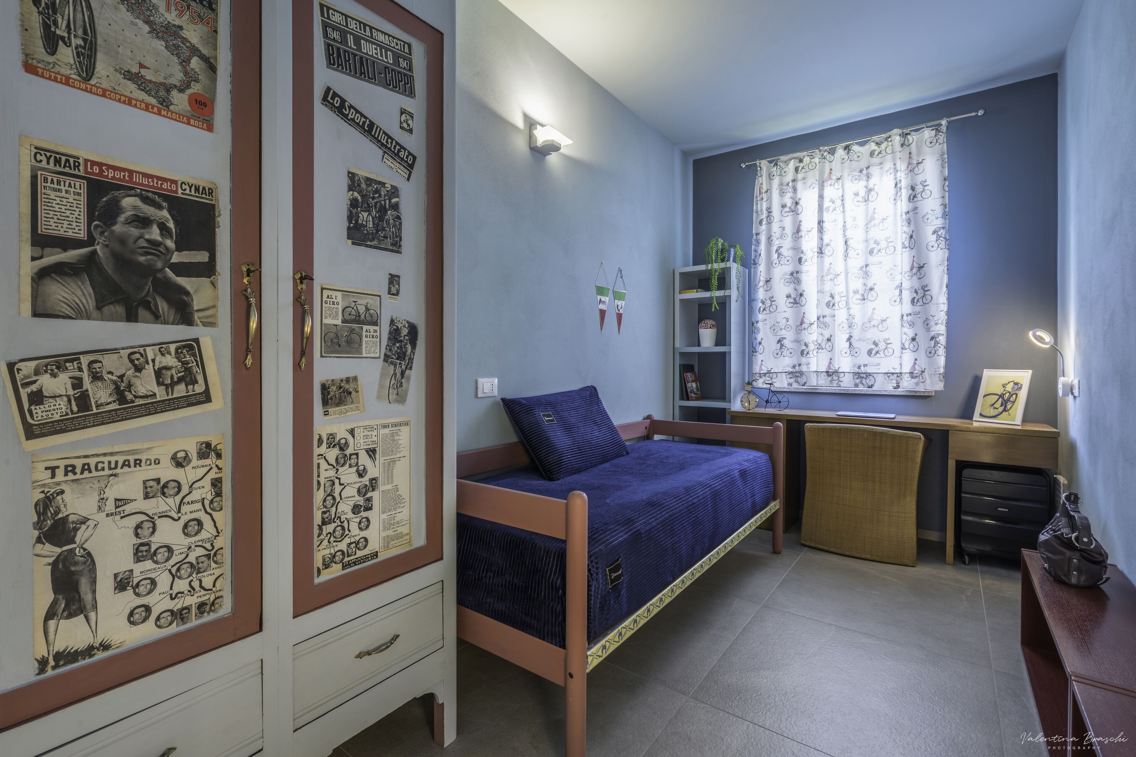 Un dormitorio con cama, escritorio y armario.