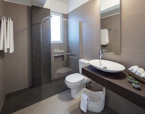 Douche, sĂšche-cheveux, serviettes fournies, savon