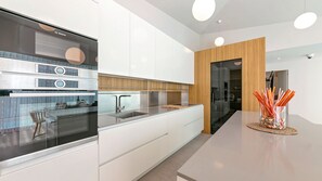 Refrigerador, microondas, horno y lavavajillas 