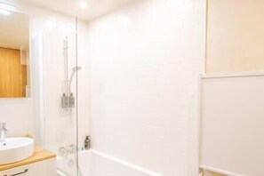Amenidades de baño ecológicas, secadora de cabello, toallas 