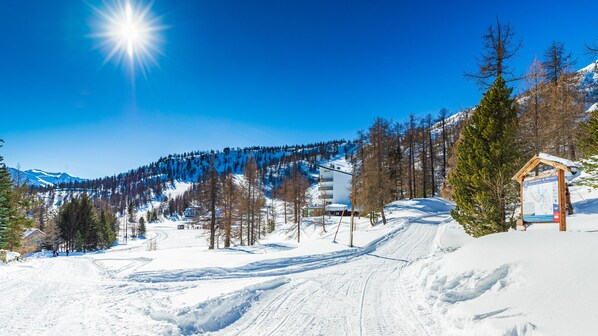 A snow-covered ski resort with a wooden cabin and a hotel. - Moon Mountains Chalet / private spa available upon request / direct access to the ski slopes (Cesana Torinese)
