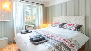 4 habitaciones, tabla de planchar con plancha y cuna de viaje 