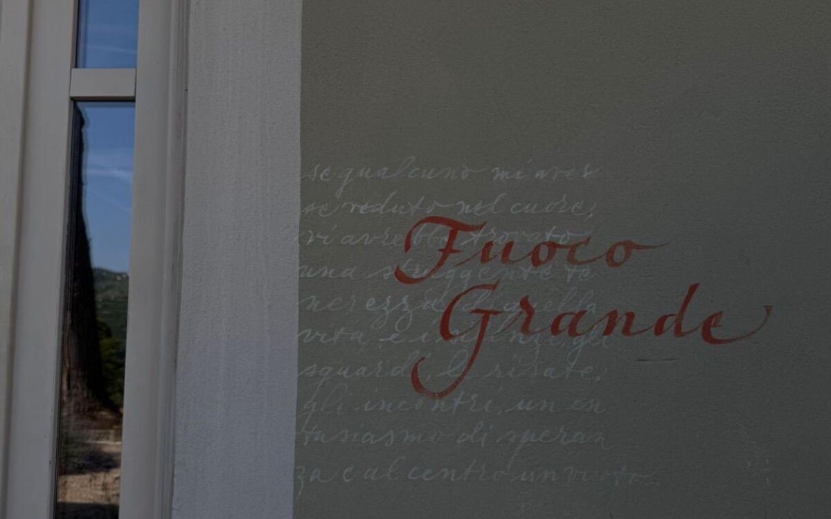 A wall with the text "Foto Grande" written in red cursive.