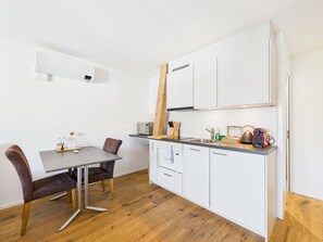 Refrigerador, microondas, placa de cocina, lavavajillas