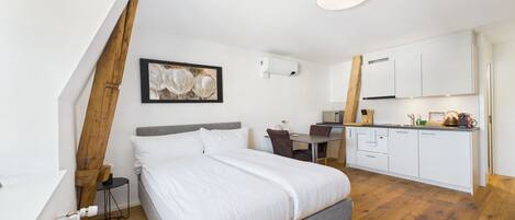 1 makuuhuone, työpöytä, silitysrauta/-lauta, vauvan matkasänky